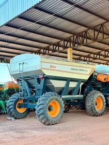 Carreta graneleira / bazuca Stara Reboke 25.000 (inox)