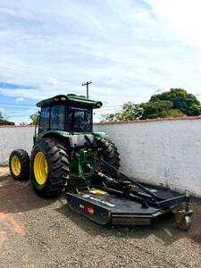 Trator John Deere 5085E + ROÇADEIRA