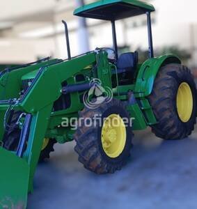 Trator John Deere 6110E ano 2012