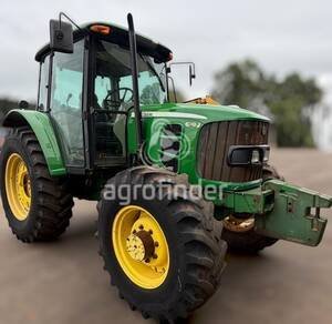 Trator John Deere 6110J ano 2013