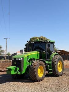 Trator John Deere 8260R